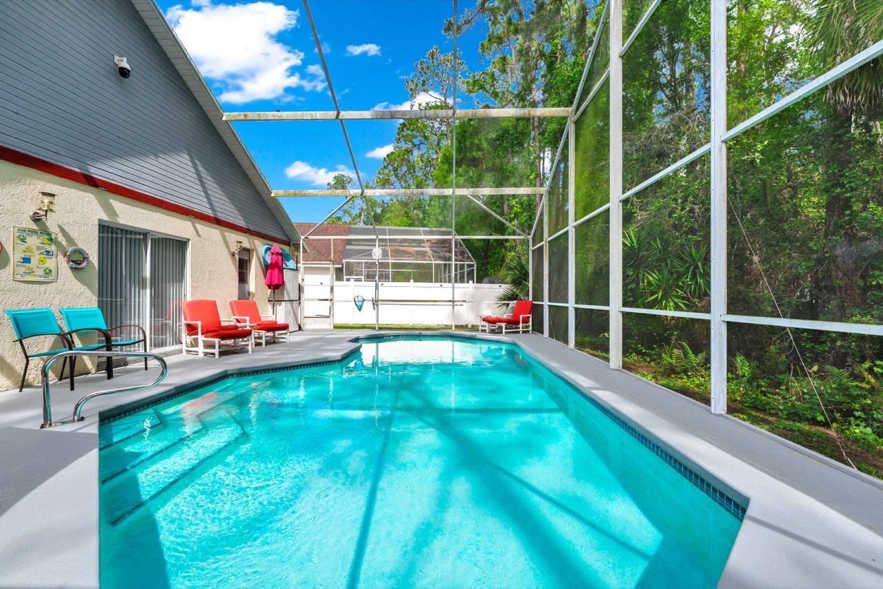 Poolbereich unseres Ferienhauses in Florida mit Liegen und überdachter Terrasse