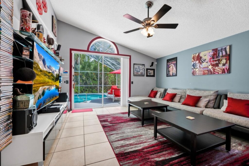 Wohnzimmer mit LED-TV und Soundsystem unserer Ferienvilla in Florida