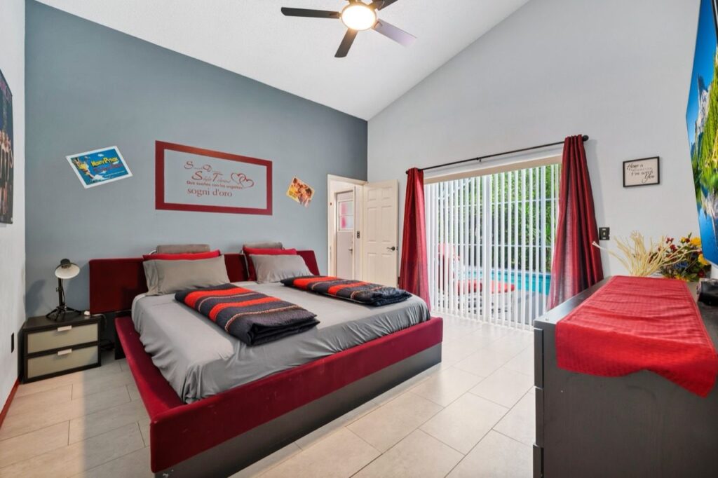 Schlafzimmer mit King-Size-Bett unserer Ferienvilla in Florida