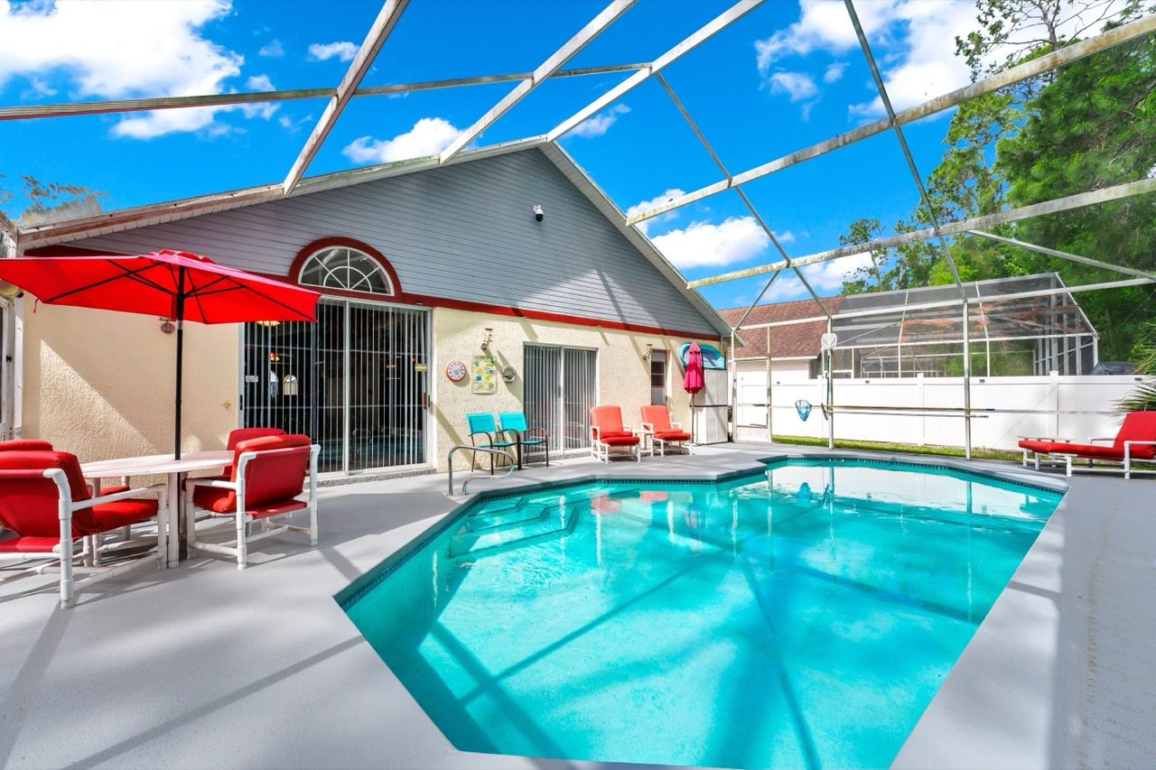 Poolterrasse mit Liegen unserer Ferienvilla in Florida