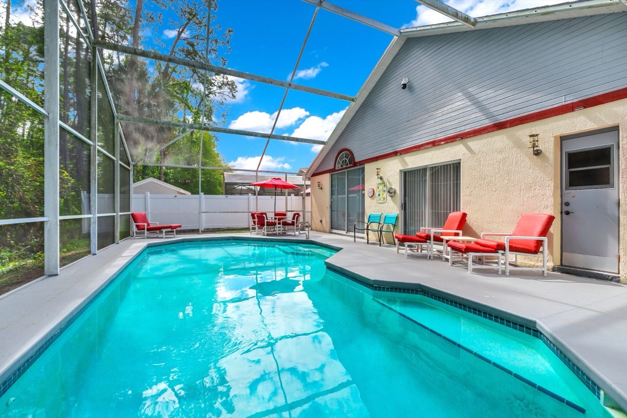 Poolterrasse mit Liegen unserer Ferienvilla in Florida